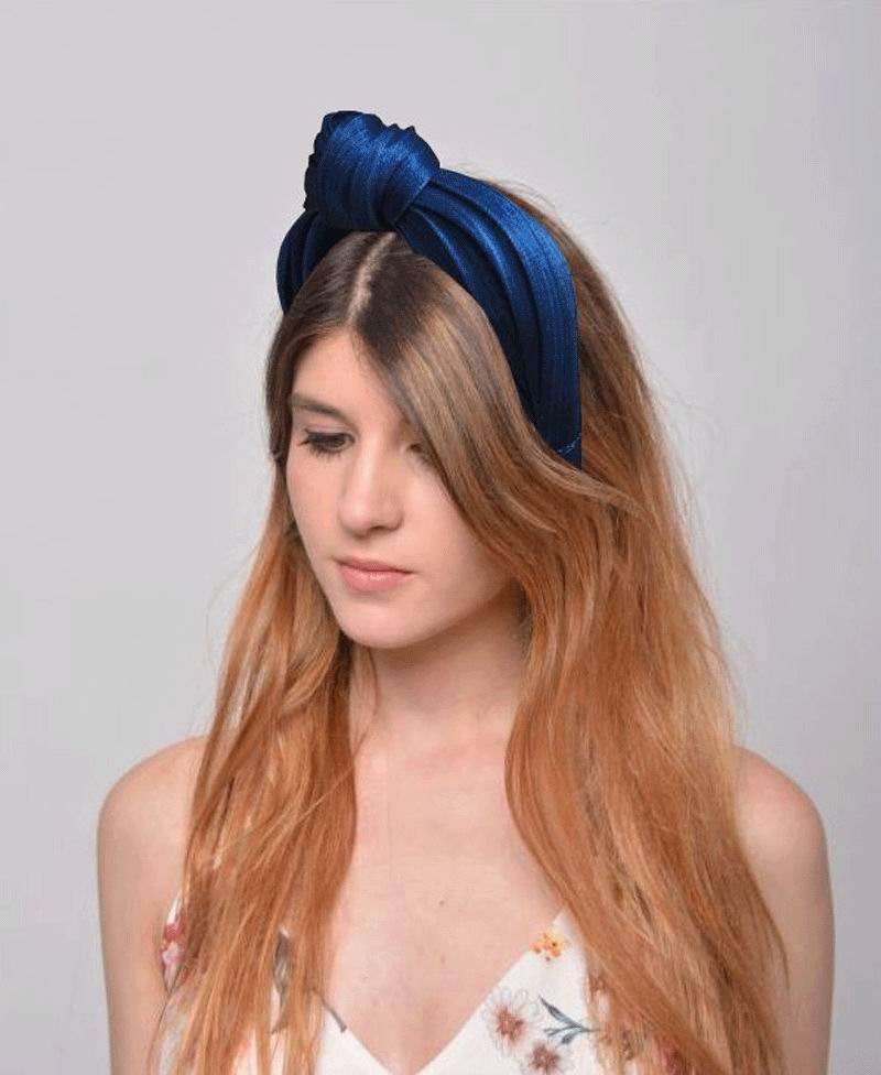 Headband with Knot in Bluish. Model Adriana