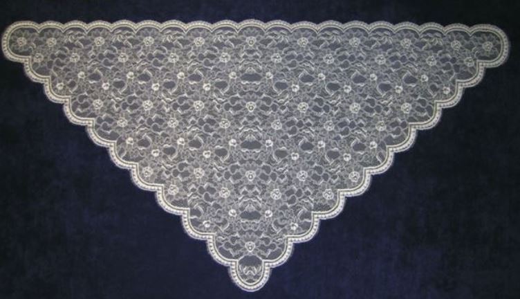 Triangular shawl ivory colour. Ref. 12672-8. Measurements: 1m X 2m