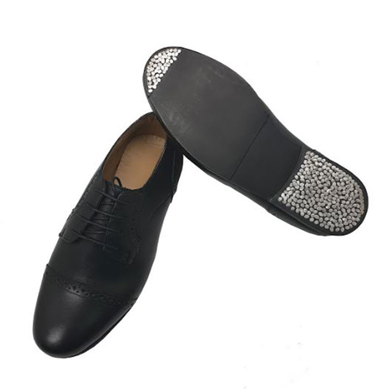 Chaussure de caractère semi-professionnel en cuir noir pour hommes pour la danse flamenco. Avec des Clous