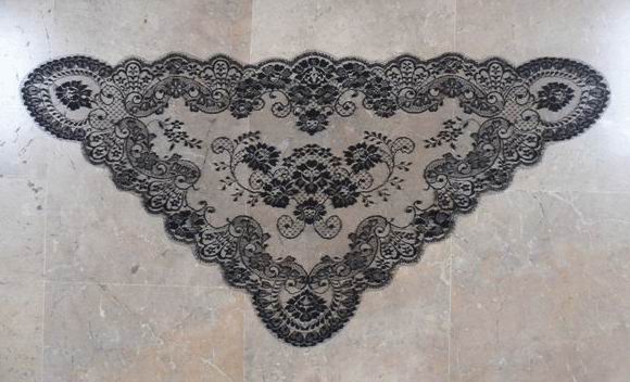 Triangular shawl black colour. Measurements: 60 cm. X 115 cm