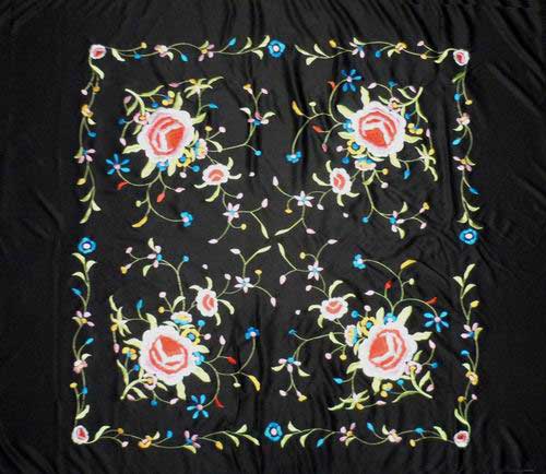 マニラ・ショ－ル（機械刺繍）. 黒い布地に多色刺繍. 132cm X 132cm.
