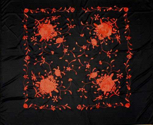 マニラ・ショ－ル（機械刺繍）. 黒い布地に赤い刺繍. 132cm X 132cm