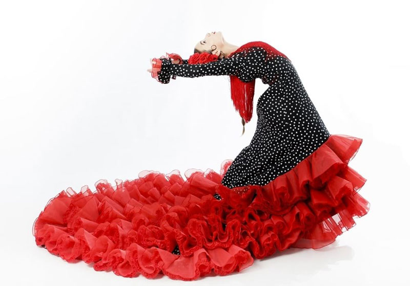 por otra parte, triple Larva del moscardón Faldas de cola para flamenco, Bata de Cola - FlamencoExport