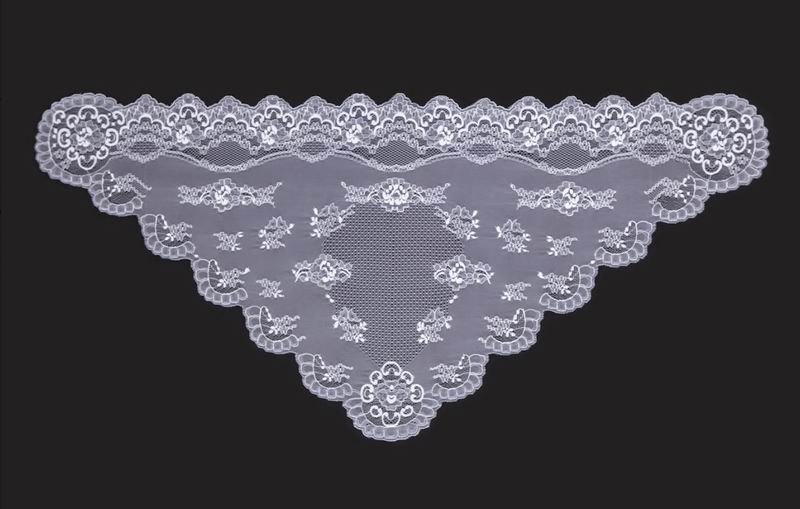 Triangular shawl ivory colour. Ref. 12691-8. Measurements: 1m X 2m