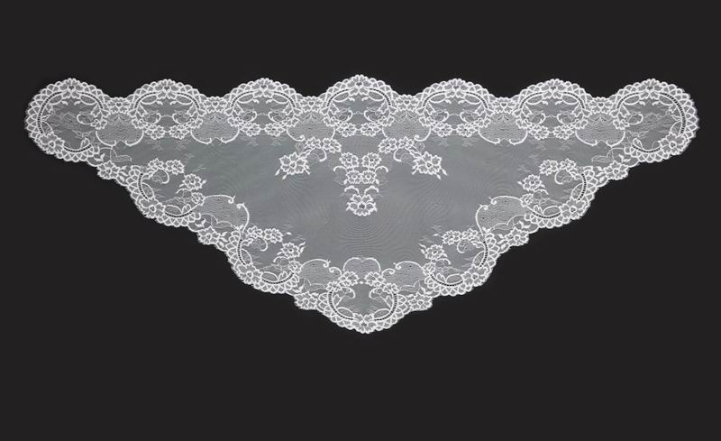 Triangular Spanish veil. Ref. 12681-7. Measurements: 66cm X 154cm