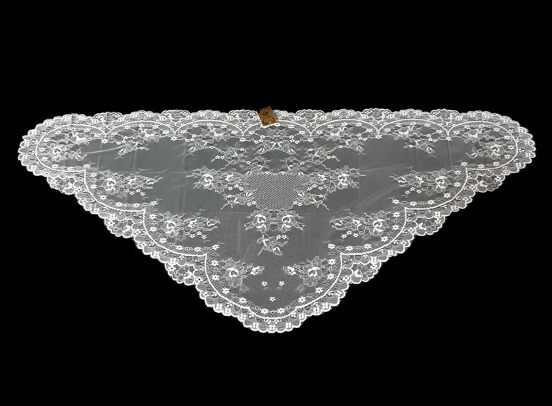 Triangular shawl ivory colour. Ref. 12721-8. Measurements: 1m X 2m