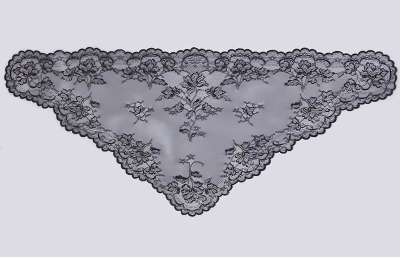 Triangular shawl black colour. Ref. 12671-7. Measurements: 66cm X 154cm