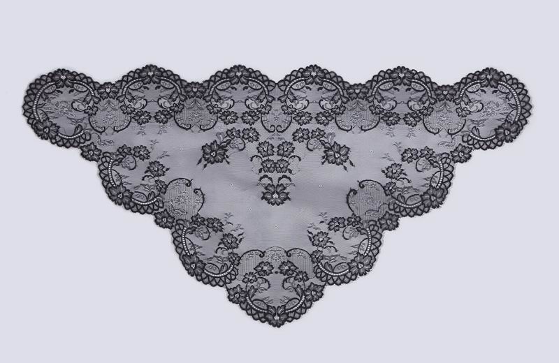 Triangular shawl Black colour. Ref. 12681-8. Measurements: 1m X 2m