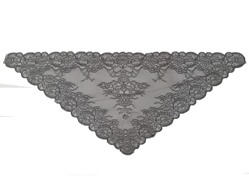 Triangular shawl black colour. Ref. 123217. Measurements: 66cm X 154cm