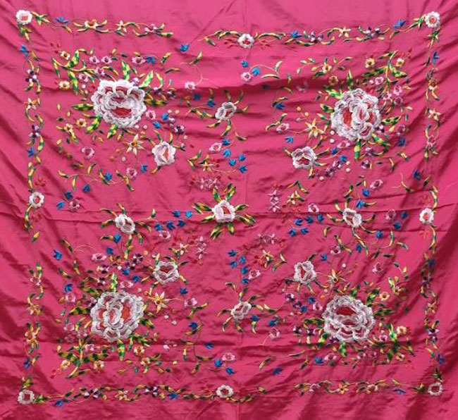 Manton de Manila para Ensayo. Fucsia bordado en Colores. 135cm X 135cm