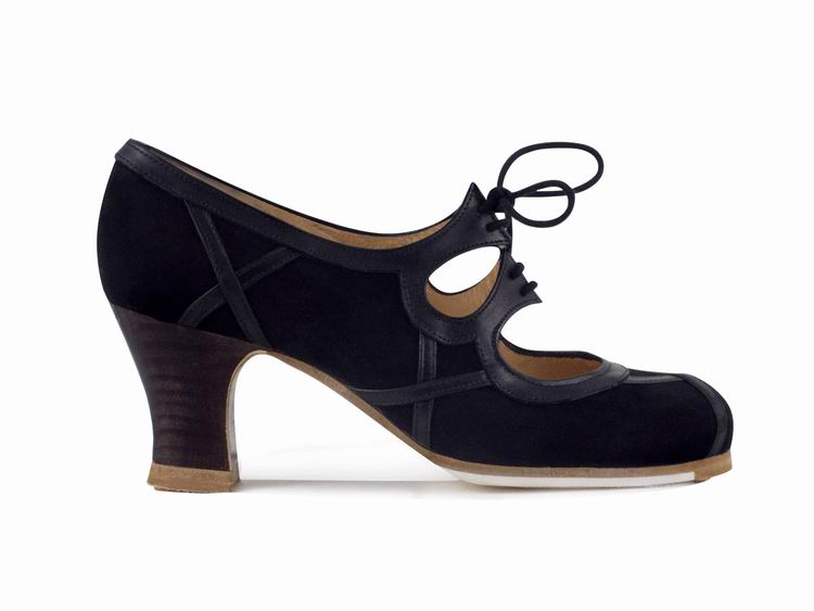 Polka Dots Flamenco Shoes from Begoña Cervera. Model: Barroco Cordones