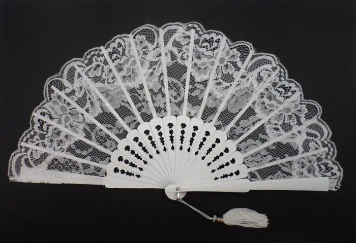 Lace Fan with a fretwork Ribs. White Colour. Ref. 1539