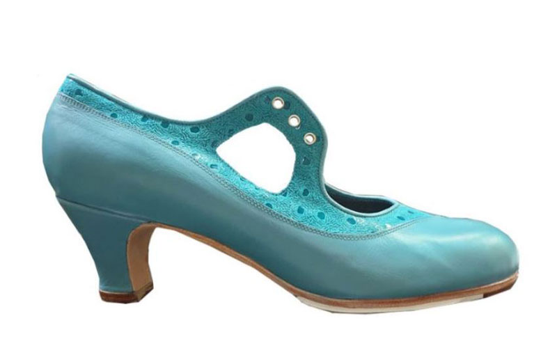 Zapatos de Flamenco Lirio, son zapatos con diseños exclusivos y que se  pueden personalizar con el nombre. El zapato de…
