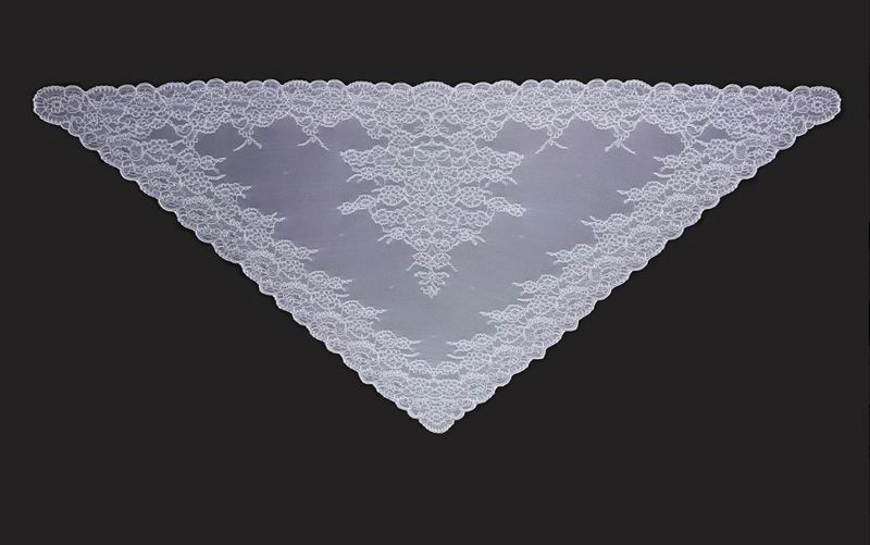 Mantille triangulaire couleur blanc. Ref. 123217. Mesures: 66cm. X 154cm