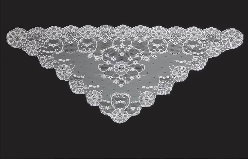 Triangular shawl ivory colour. Ref. 12581-8. Measurements: 1m X 2m