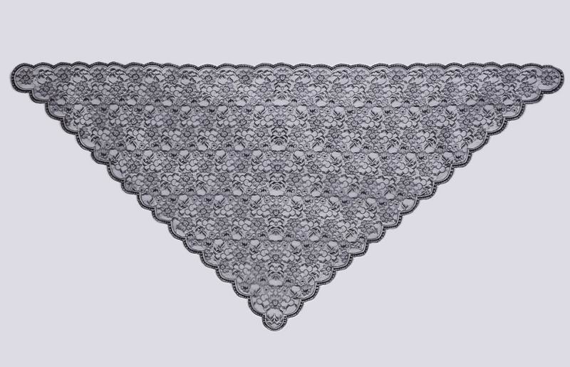 Mantille Triangulaire. Ref. 11497-7. Mesures: 66 cm. X 154 cm