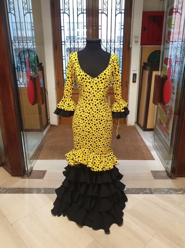gráfico vendedor Pilar Cheap Flamenco Dresses on Sale. Mod. Delicia Amarillo y Negro. Size 42