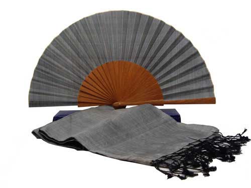 Set of fan and scarf in grey silk