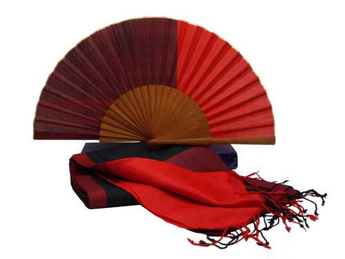 Ensemble éventail en bois de sapelly et soie et foulard en soie dans les tons de rouge et noir