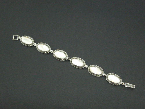 Oval bracelet in mother of pearl and marcasitas