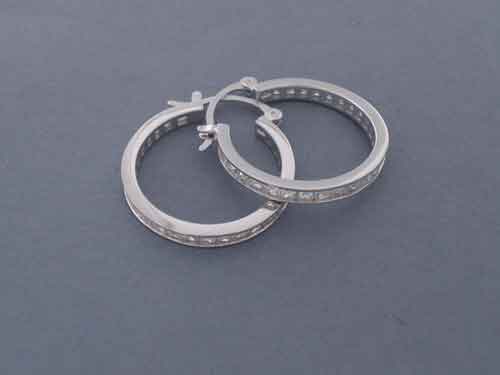 Hooped earrings made of “rodiada” silver with white “circonitas”. 2cm