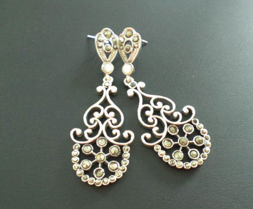 Long silver earrings with marcasita.