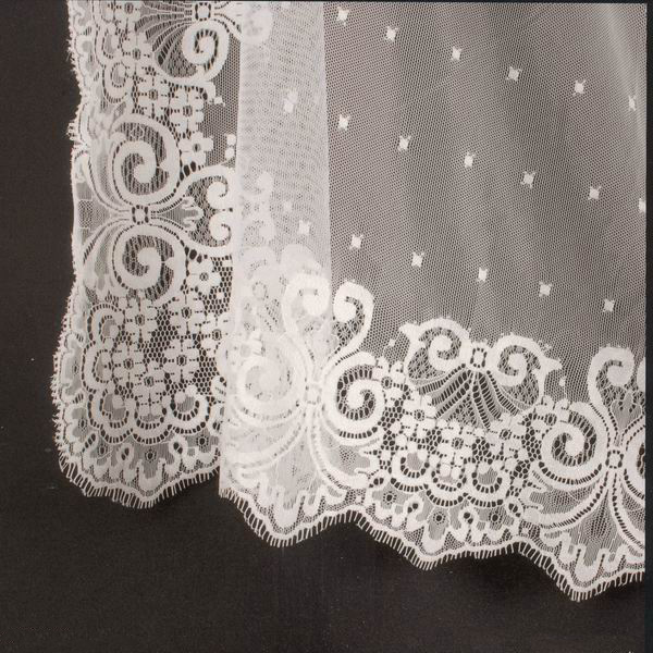 Spanish Veil (Shawl). Measurements: 250x300 cm. Ivory