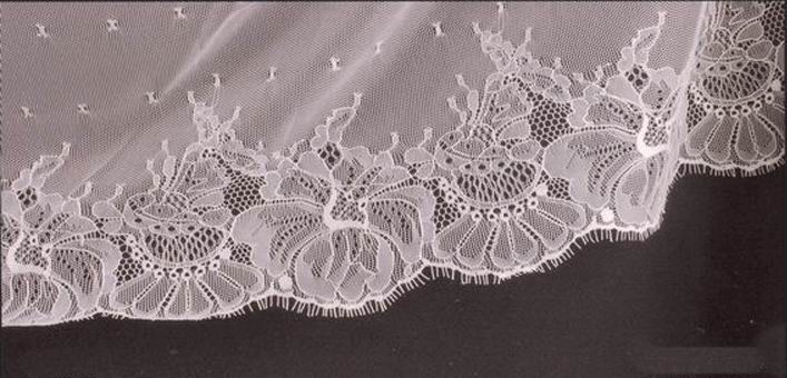 Spanish Veil (Shawl). Measurements: 200x300 cm. Ivory