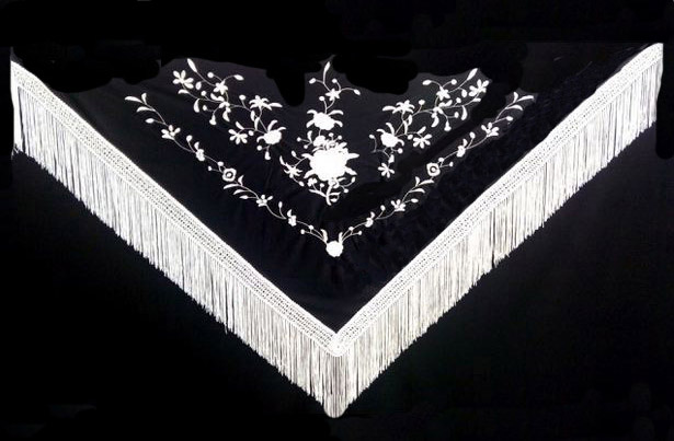 Mantoncillo Triangular Negro Bordado en Blanco. 160cm X 70cm