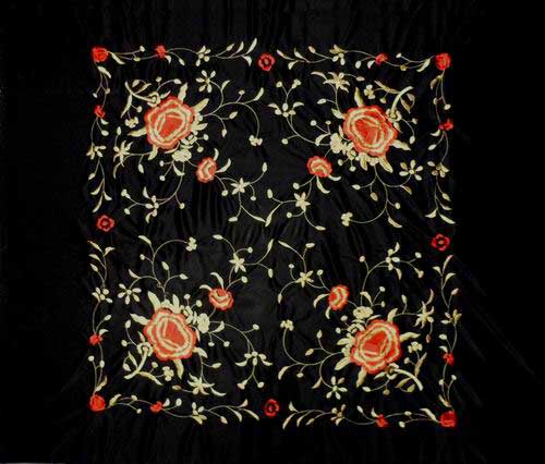 マニラ・ショ－ル（機械製刺繍）. 黒い布地にレッド＆ゴ－ルド刺繍. 132cm X 132cm.