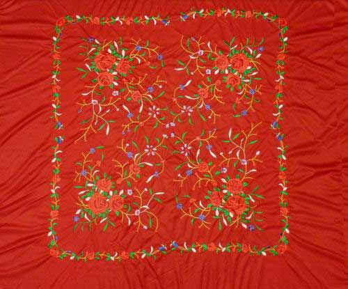 マニラ・ショ－ル（機会刺繍）. 赤い布地に多色刺繍. 132cm X 132cm.