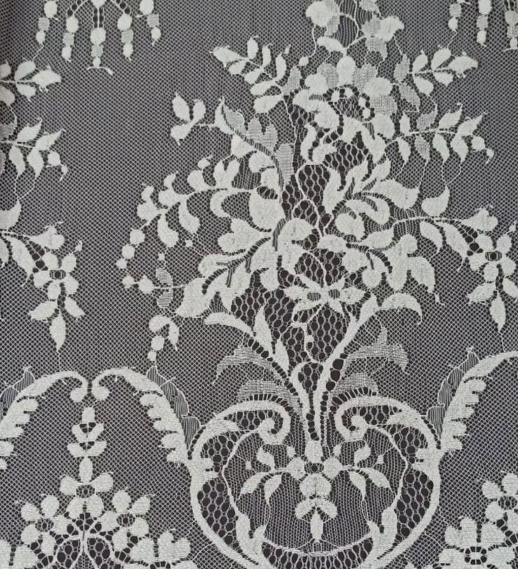 Mantilla española Crema. Medidas: 120x240 cm