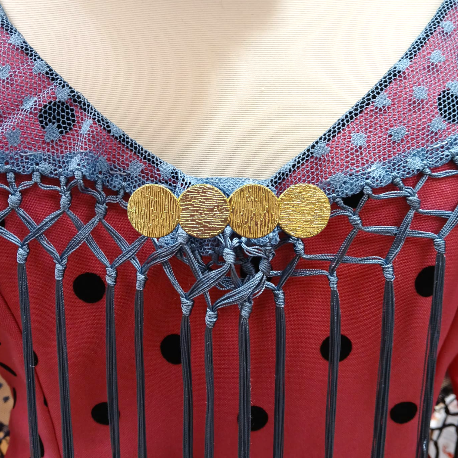 Broche Dorado de Círculos Pequeños para Mantoncillo de Flamenca