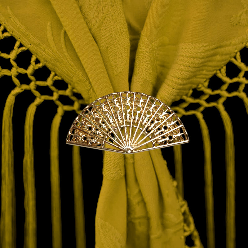 Broche Dorado en Forma de Abanico – Accesorio para Mantoncillos y Moda Flamenca