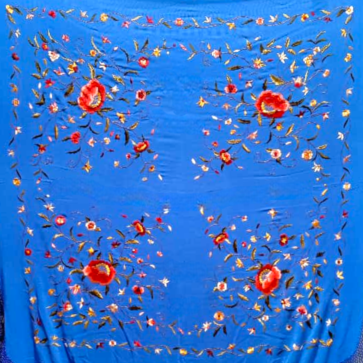 Mantón Bordado a Mano en Seda Natural. Ref. 1010621AZLCLRS