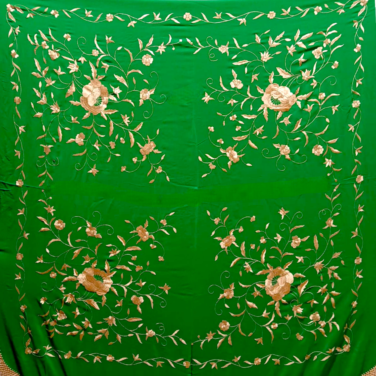 Mantón Bordado a Mano en Seda Natural. Ref. 1010621VRDORO