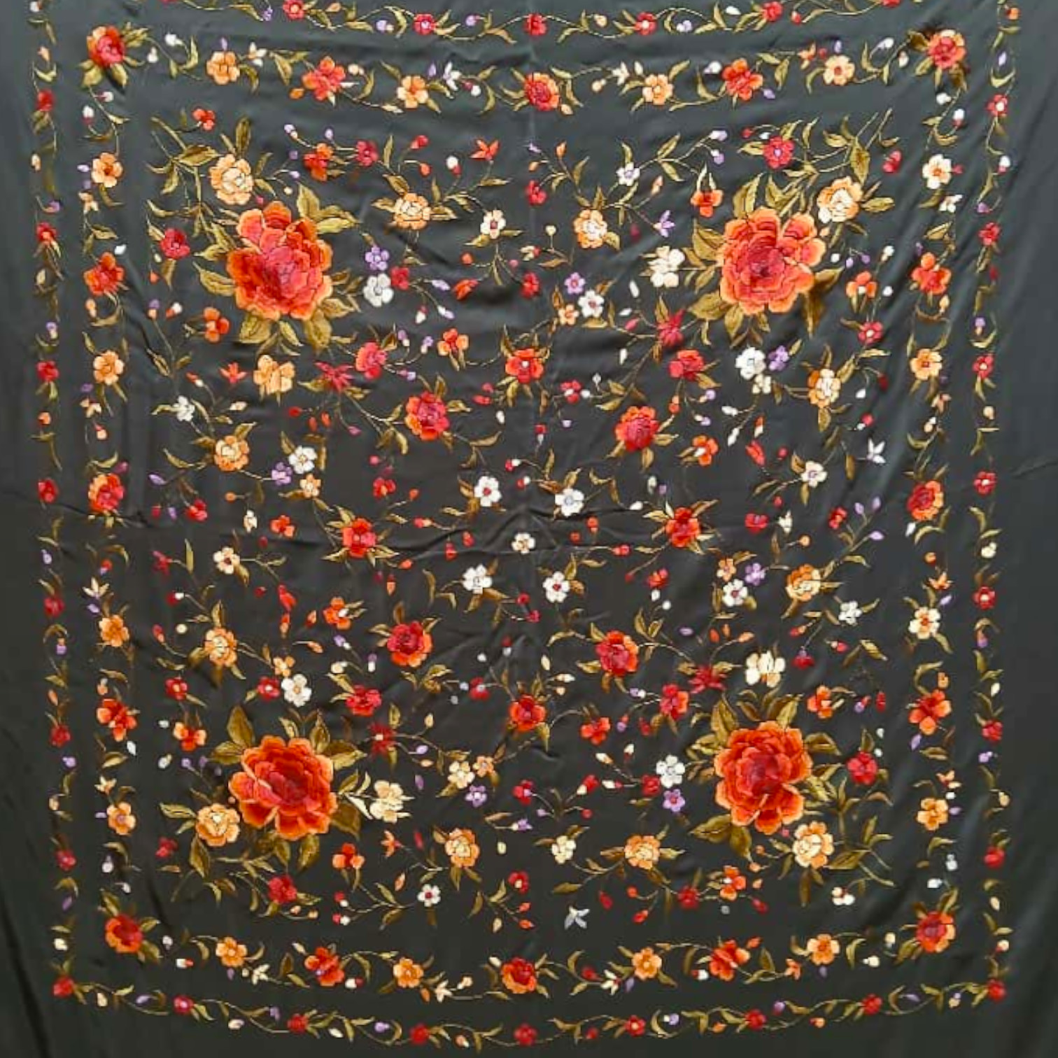 Mantones de Manila Bordados a Mano en Seda Natural. Ref.1011196NGCLRS