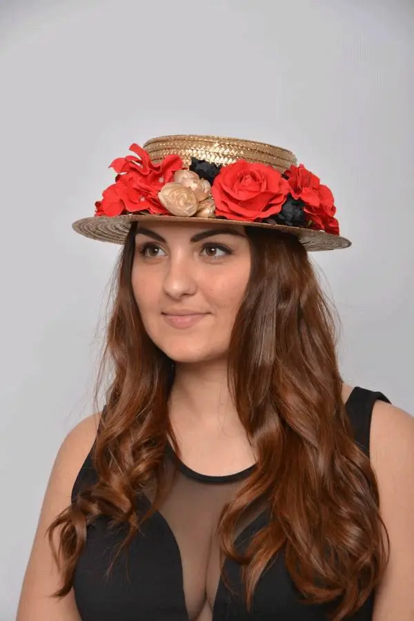 Canotier Jane. Doré avec Bouquet de fleurs Rouges, Noires et Dorées