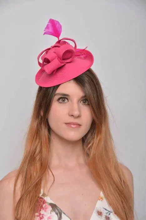 Tocado Clara. Sinamay y Plumas Fucsia