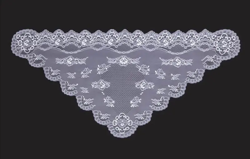 Mantille triangulaire Ref. 12691-3. Mesures: 66 cm. X 120 cm