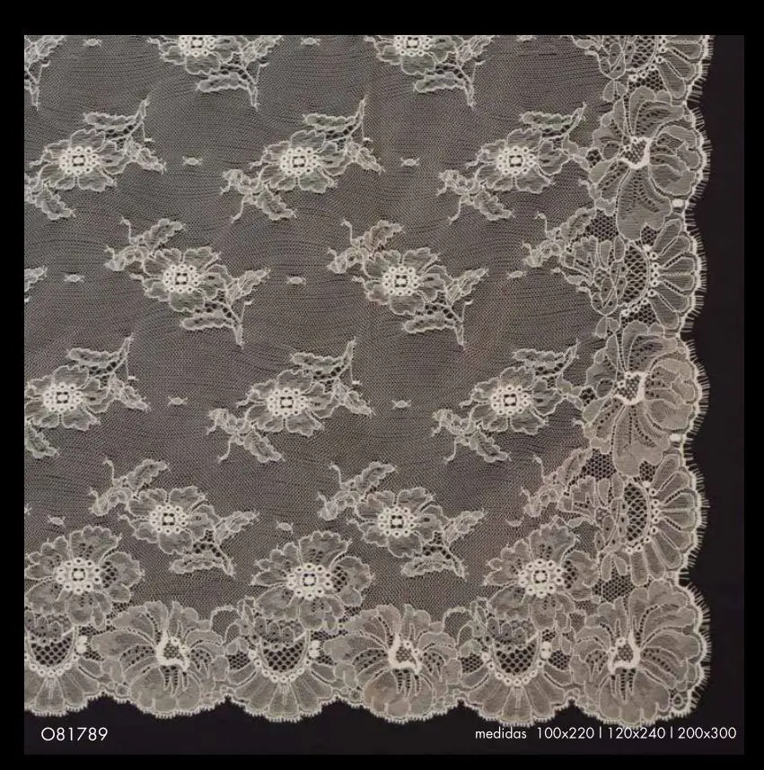Mantilla española Crema. ref.081789CRM. Medidas: 120x240 cm