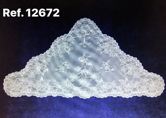 トライアングルショールカラー：アイボリー。 Ref.12672-8。寸法：1m X 2m