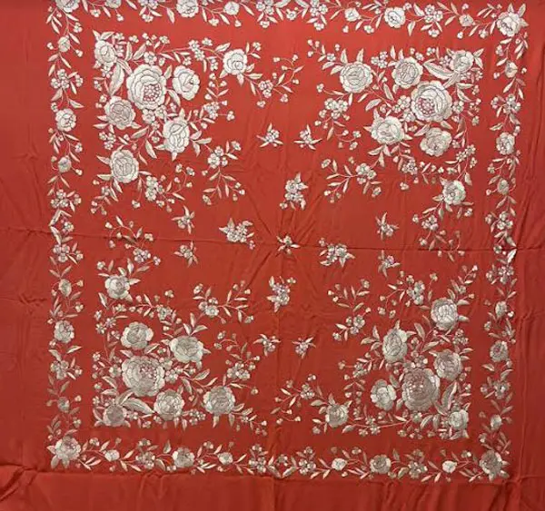 Châle Brodé à la Main en Soie Naturelle. Franges et Broderie même Couleur Ref. 1011217CLDRMRFL