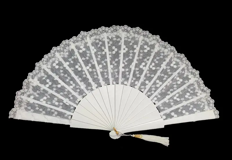 Blonda Fans with Flowers in White Lace and Ivory Rods. Ref. 15163