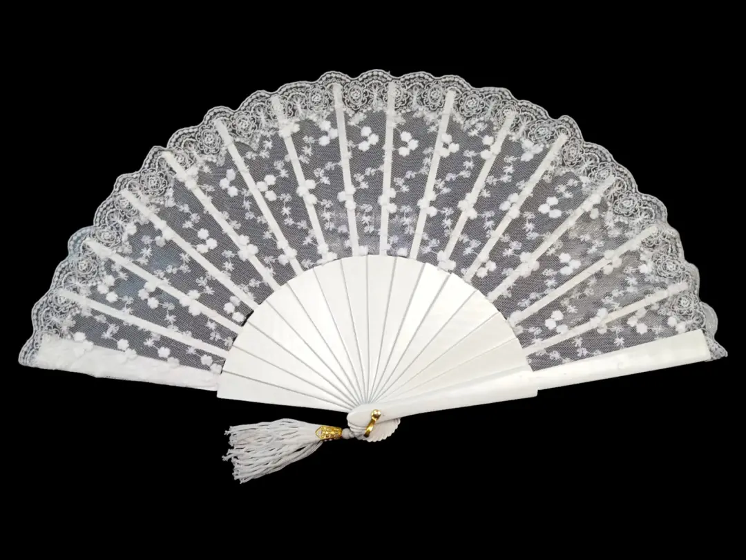 Blonda Fans with Flowers in White Lace and Ivory Rods. Ref. 15163