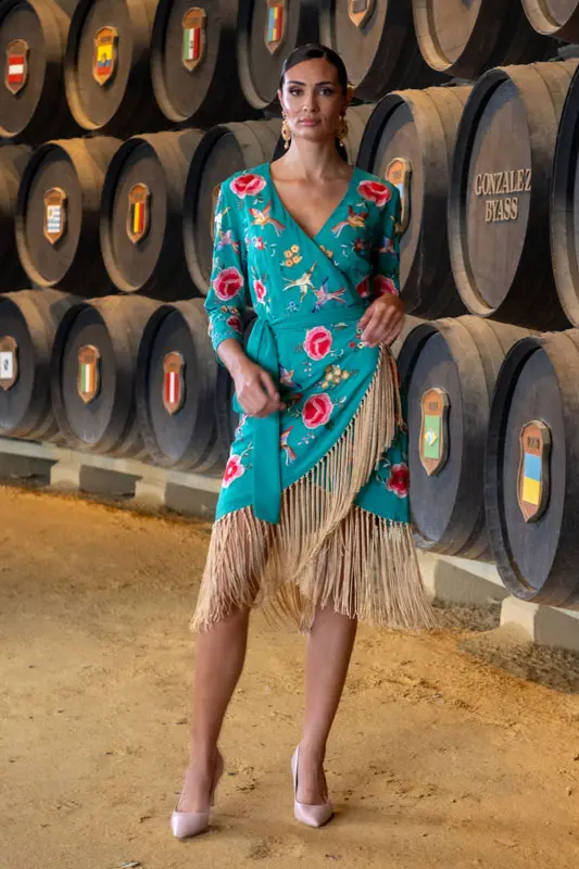 Vestido Verde Cruzado con Bordado tipo Mantón y Flecos Modelo Cepa