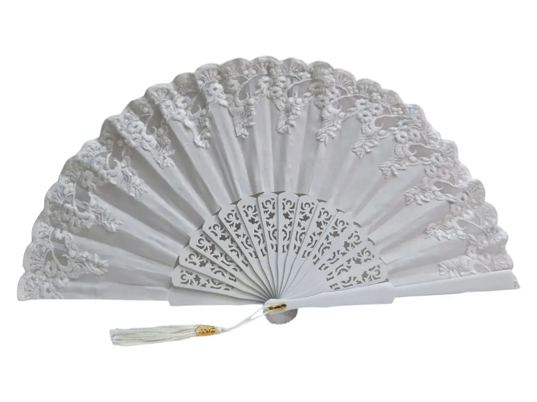 Abanico nupcial elegante de encaje marfil y tela blanca con diseño calado en madera