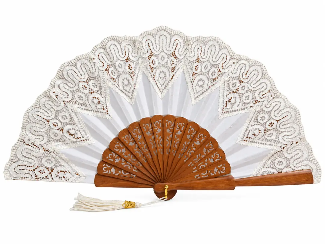 Éventail de cérémonie pour mariée en bois ajouré couleur noisette et dentelle couleur ivoire