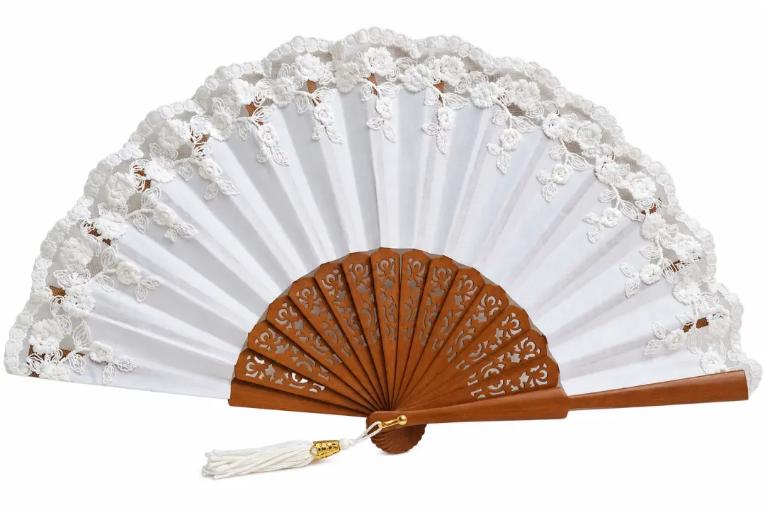 Éventail de mariage pour la mariée en dentelle ivoire et tissu blanc avec des tiges en bois de noisette