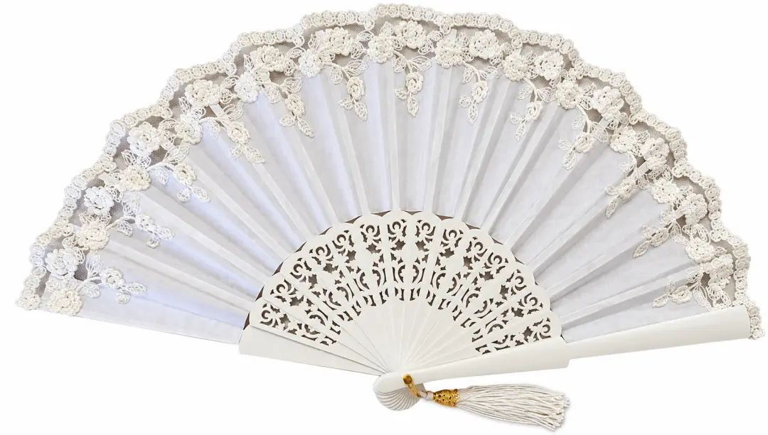 Éventail nuptial élégant en dentelle ivoire et tissu blanc avec un design en bois sculpté